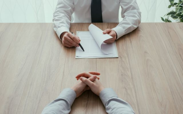 ¿Despedir, capacitar o contratar a alguien nuevo?